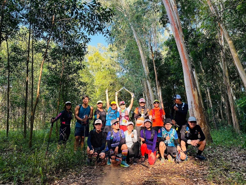 Nhóm bạn chạy trail chụp ảnh giữa rừng tại The Big Run Dinh
