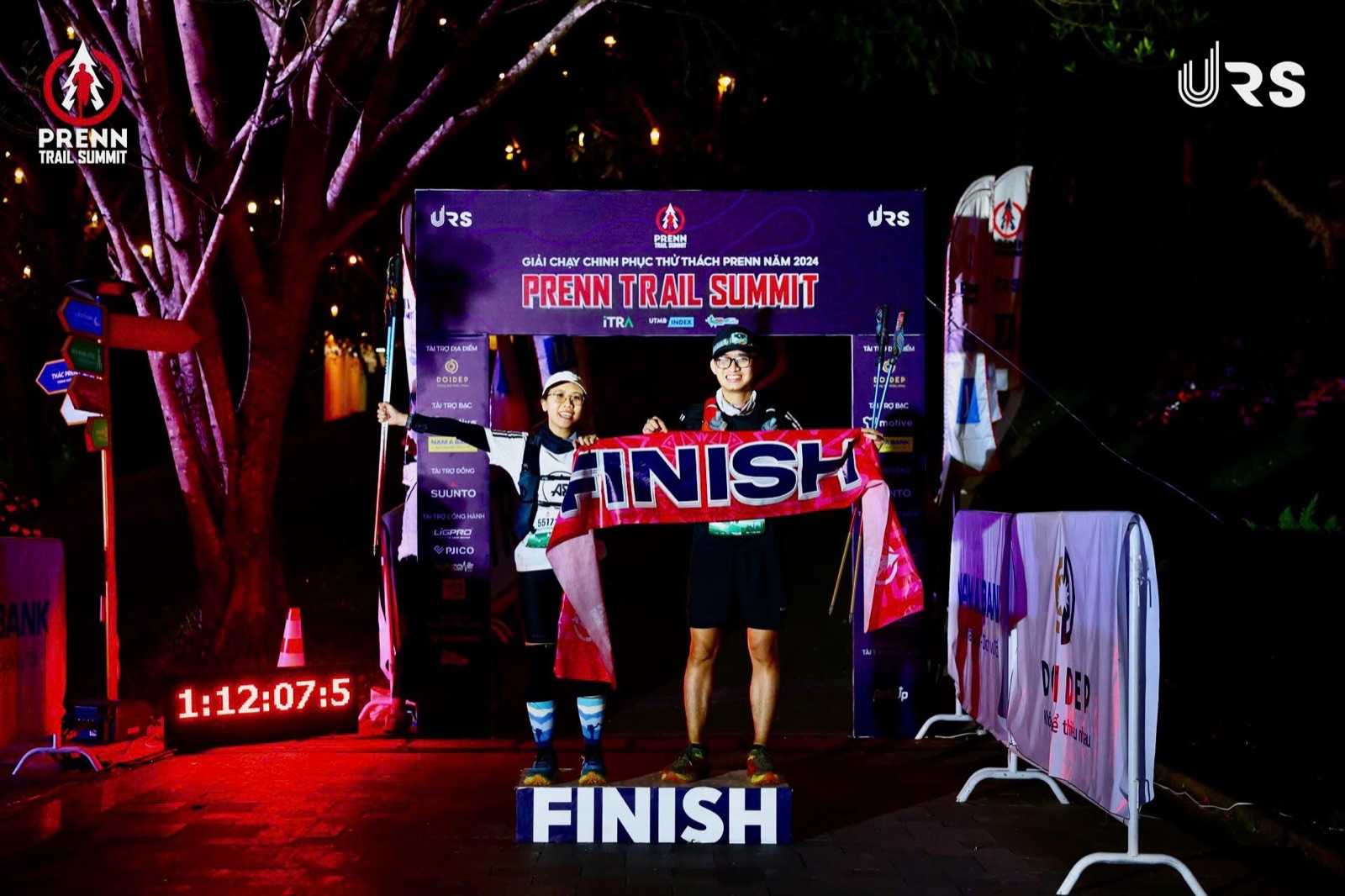 Sơn và Dương cầm băng rôn FINISH tại vạch đích Prenn Trail Summit